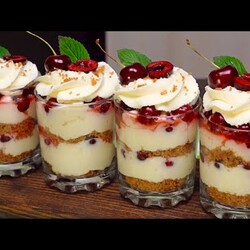 Десерт из овсяного печенья и йогуртового крема, с ягодами