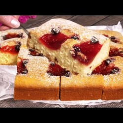 Пирог с джемом и черной смородиной