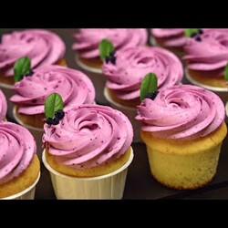 Капкейки с ягодной начинкой и сметанным кремом