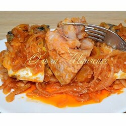 Скумбрия, маринованная в томате с луком.