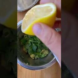 Курица гриль с авокадо и клюквой