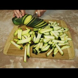 Запечённые кабачки с салатной заправкой