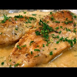 Жареная куриная грудка в сливочном соусе.
