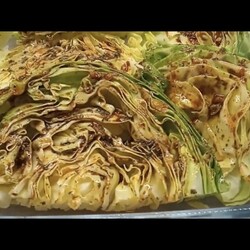 Молодая капуста запечённая в духовке большими кусками.