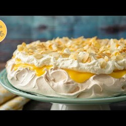 «Павлова» с курдом, взбитыми сливками и миндальными лепестками