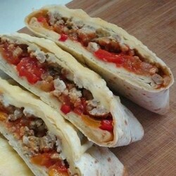 Буритос с фаршем, сыром, овощами