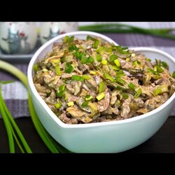 Салат с печенью, луком и маринованными огурчиками