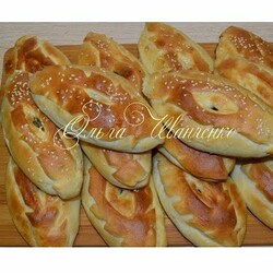 Пирожки с печенью, рисом и маринованным огурцом