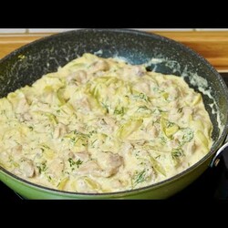 Курица с кабачками в молочно-сырном соусе