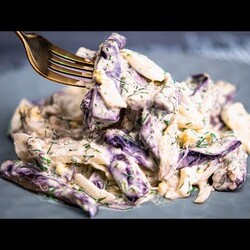 Салат из жареных или запеченых баклажанов, с яйцом и маринованным луком