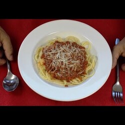 Как итальянцы кушают спагетти ложкой и вилкой?