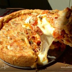Пицца по-чикагски в глубокой форме (Chicago-style deep-dish pizza). Ингредиенты: мука, помидоры, моцарелла для пиццы