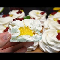 МИНИ ПАВЛОВА с Нежнейшей Начинкой и Кремом | Кулинарим с Таней