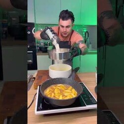 Яблочный пирог с карамелью в сковородке