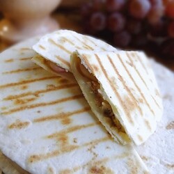 Тортильи с курицей и виноградом