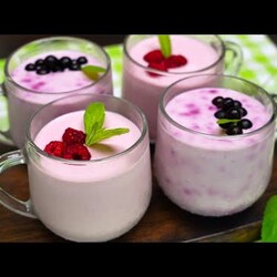 Творожный десерт с ягодами или фруктами