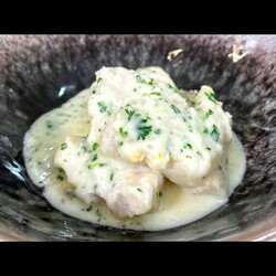 Минтай тушёный в сливочном соусе, с петрушкой и лимонной цедрой