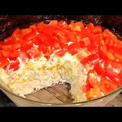 Салат с курицей, сыром, яйцами, помидорами и мар. Луком