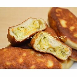 Пирожки с рисом, маринованными огурцами, луком и морковью. Постные.