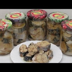 Консервы из скумбрии на плите