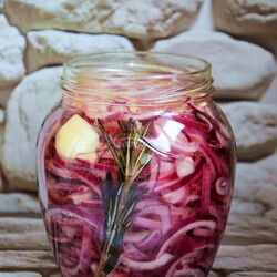 Маринoвaнный лук в бaнке.