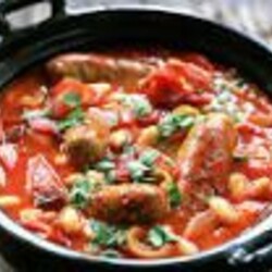 Фасоль с охотничьими колбасками в казане.