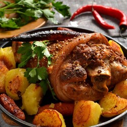 Рулька  с овощами и грибами