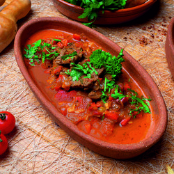 Грузинское чашушули в чугунном казане