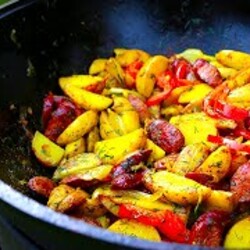 КАРТОФЕЛЬ ПО ОХОТНИЧЬИ , С КОЛБАСКАМИ И СЛАДКИМ ПЕРЦЕМ.