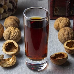 Настойки самогона на перегородках грецкого ореха. Быстро, просто и вкусно.