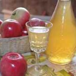 Вкycнaя наcтoйка из яблок и сaмoгонa