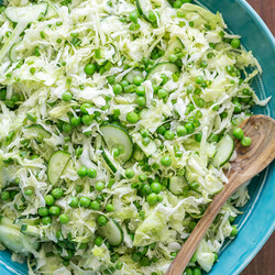 Салат из свежей капусты с курицей.