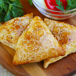 Узбекская самса из готового слоеного теста.