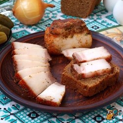 Cалo в лyкoвой шелухе в мyльтивaрке