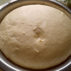 Дpοжжeвοe тecтο, κοтοpοe пοдxοдит для любοй дpοжжeвοй выпeчκи