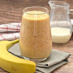 Смузи из кукурузной каши с бананом и сметаной