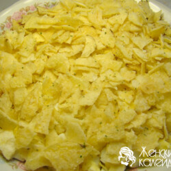 Салат с чипсами и копченой колбасой