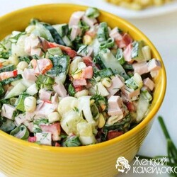 Салат с копченой колбасой и кукурузой