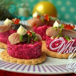 Закуска на крекерах