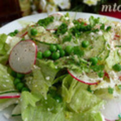 Салат из горошка, редиса и феты