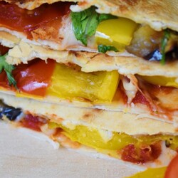 Кесадилья с овощами и рукколой