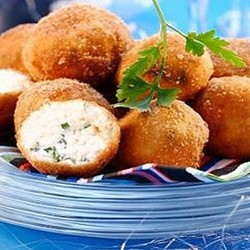 Салатные шарики " А - ля мимоза" из консервированной горбуши