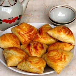 Как приготовить слоеные пирожки с курицей? Рецепт и описание приготовления