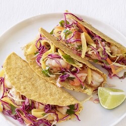 Тако с креветками и капустным салатом