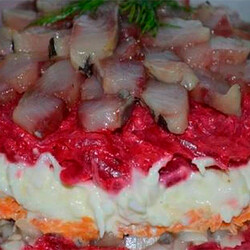 Обалденный салат с сельдью, даже вкуснее, чем обычная и привычная нам «селедка в шубе»