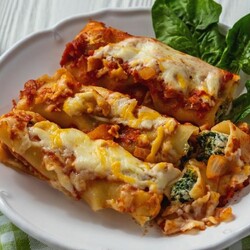Итальянские каннеллони, фаршированные творожным сыром, помидорами и шпинатом, под соусом Бешамель