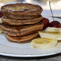 Шоколадные панкейки на молоке. Ингредиенты: мука, молоко, шоколад