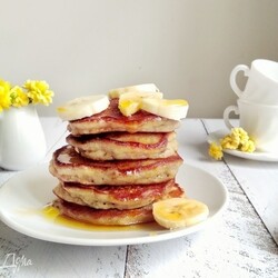 Банановые панкейки . Ингредиенты: бананы, яйца куриные, мед