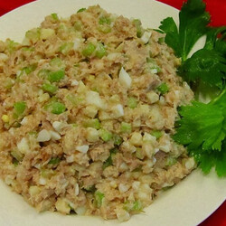 Салат с тунцом и сельдереем - рецепт приготовления в домашних условиях