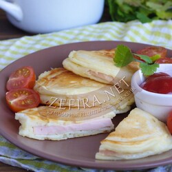 Колбаса в кляре на сковороде